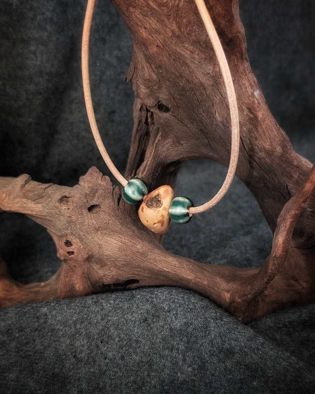 Baumling - Baumperle mit Lederband – Unikat aus echtem Holz – Waldschmuck – Natur Anhänger – Geschenk für Naturliebhaber Holzschmuck Unikat