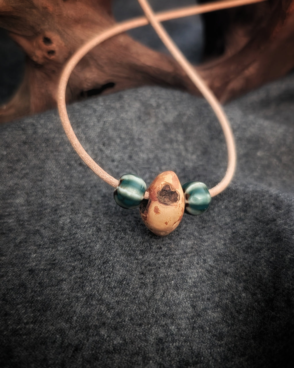 Baumling - Baumperle mit Lederband – Unikat aus echtem Holz – Waldschmuck – Natur Anhänger – Geschenk für Naturliebhaber Holzschmuck Unikat