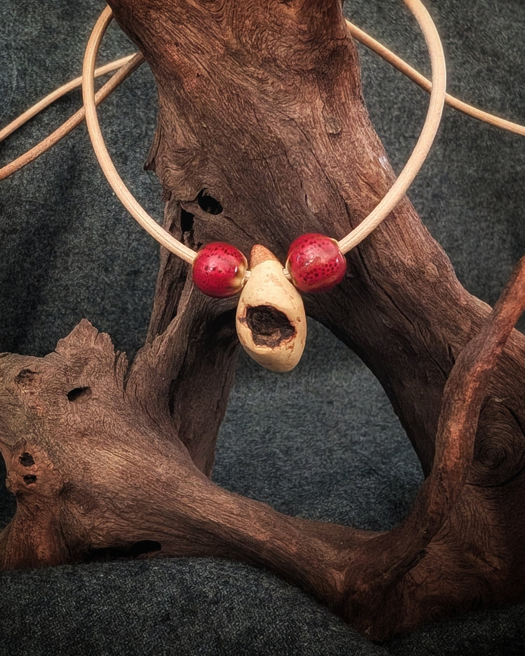 Baumling - Baumperle mit Lederband – Unikat aus echtem Holz – Waldschmuck – Natur Anhänger – Geschenk für Naturliebhaber Holzschmuck Unikat