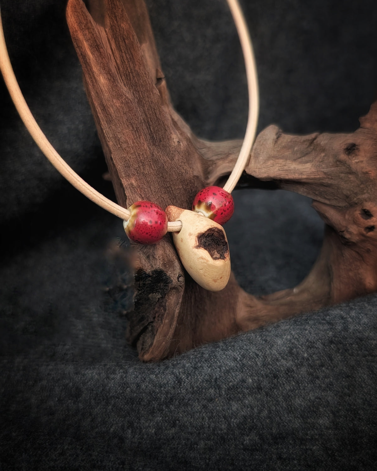 Baumling - Baumperle mit Lederband – Unikat aus echtem Holz – Waldschmuck – Natur Anhänger – Geschenk für Naturliebhaber Holzschmuck Unikat