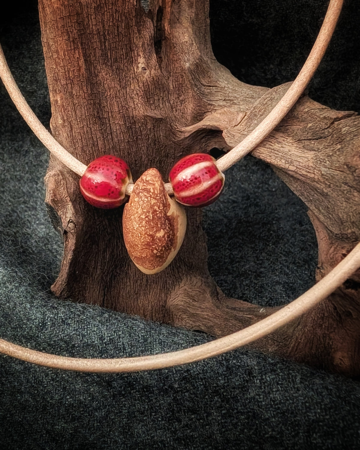 Baumling - Baumperle mit Lederband – Unikat aus echtem Holz – Waldschmuck – Natur Anhänger – Geschenk für Naturliebhaber Holzschmuck Unikat