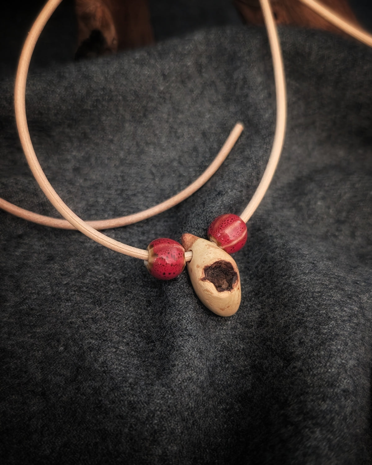 Baumling - Baumperle mit Lederband – Unikat aus echtem Holz – Waldschmuck – Natur Anhänger – Geschenk für Naturliebhaber Holzschmuck Unikat