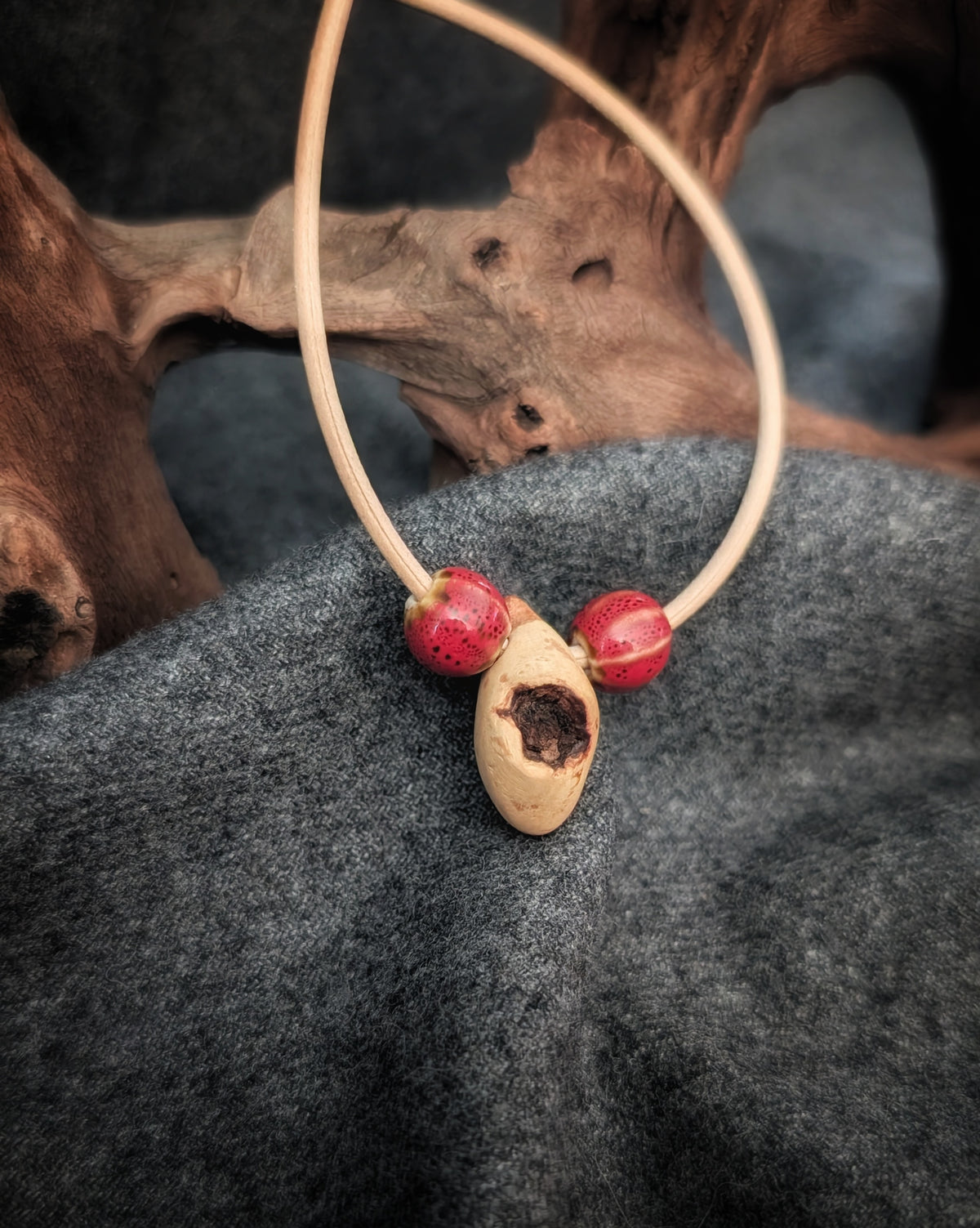 Baumling - Baumperle mit Lederband – Unikat aus echtem Holz – Waldschmuck – Natur Anhänger – Geschenk für Naturliebhaber Holzschmuck Unikat