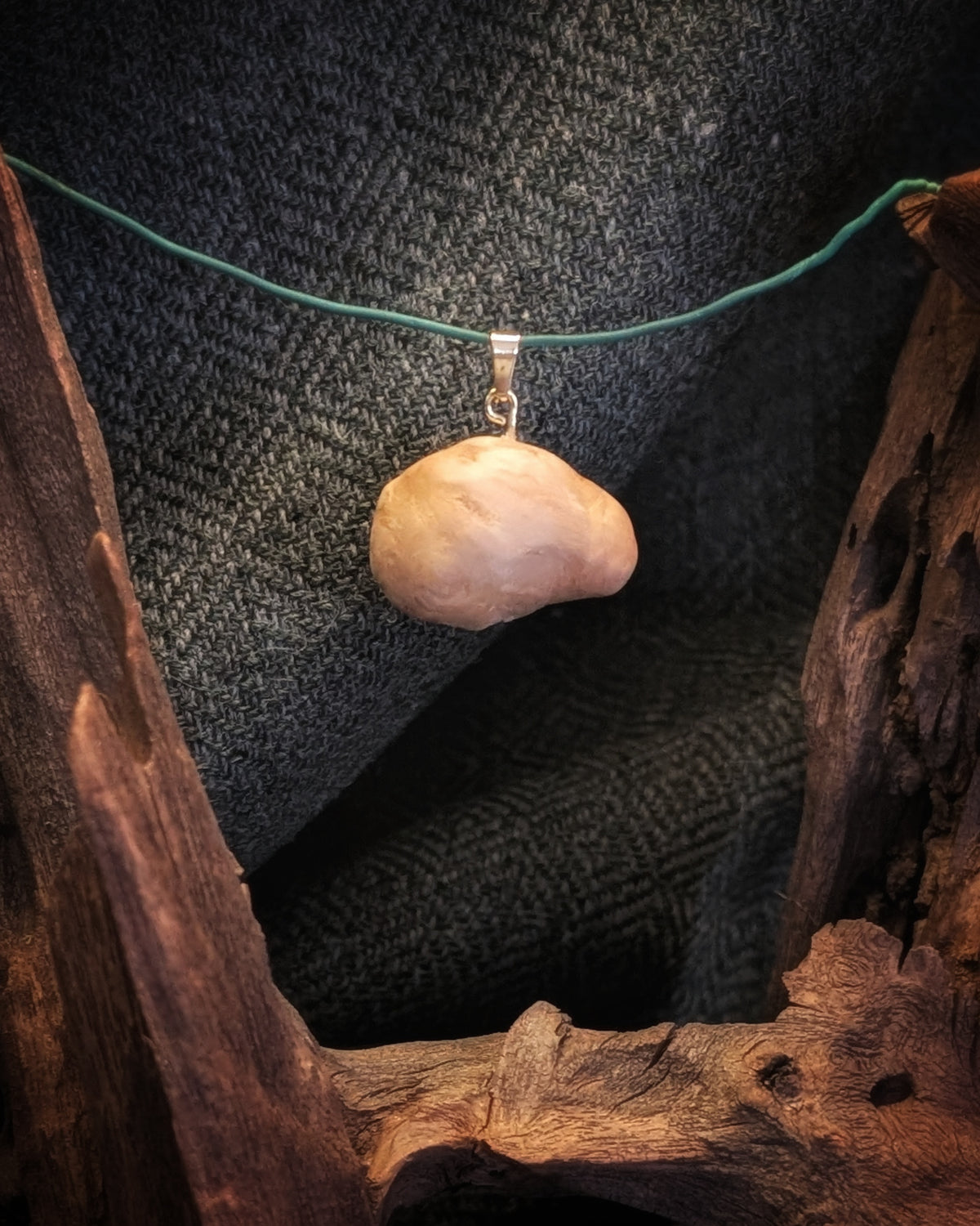 Holzjuwel - natürliche Baumperle an goldener Öse