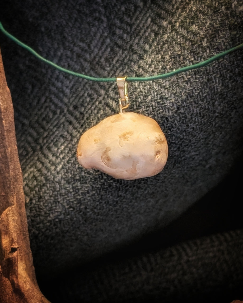 Holzjuwel - natürliche Baumperle an goldener Öse
