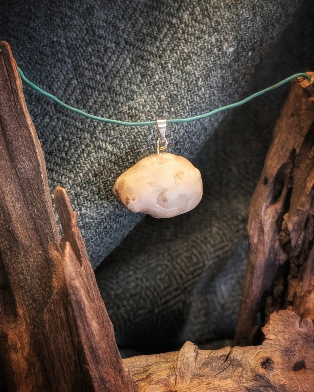 Holzjuwel - natürliche Baumperle an goldener Öse