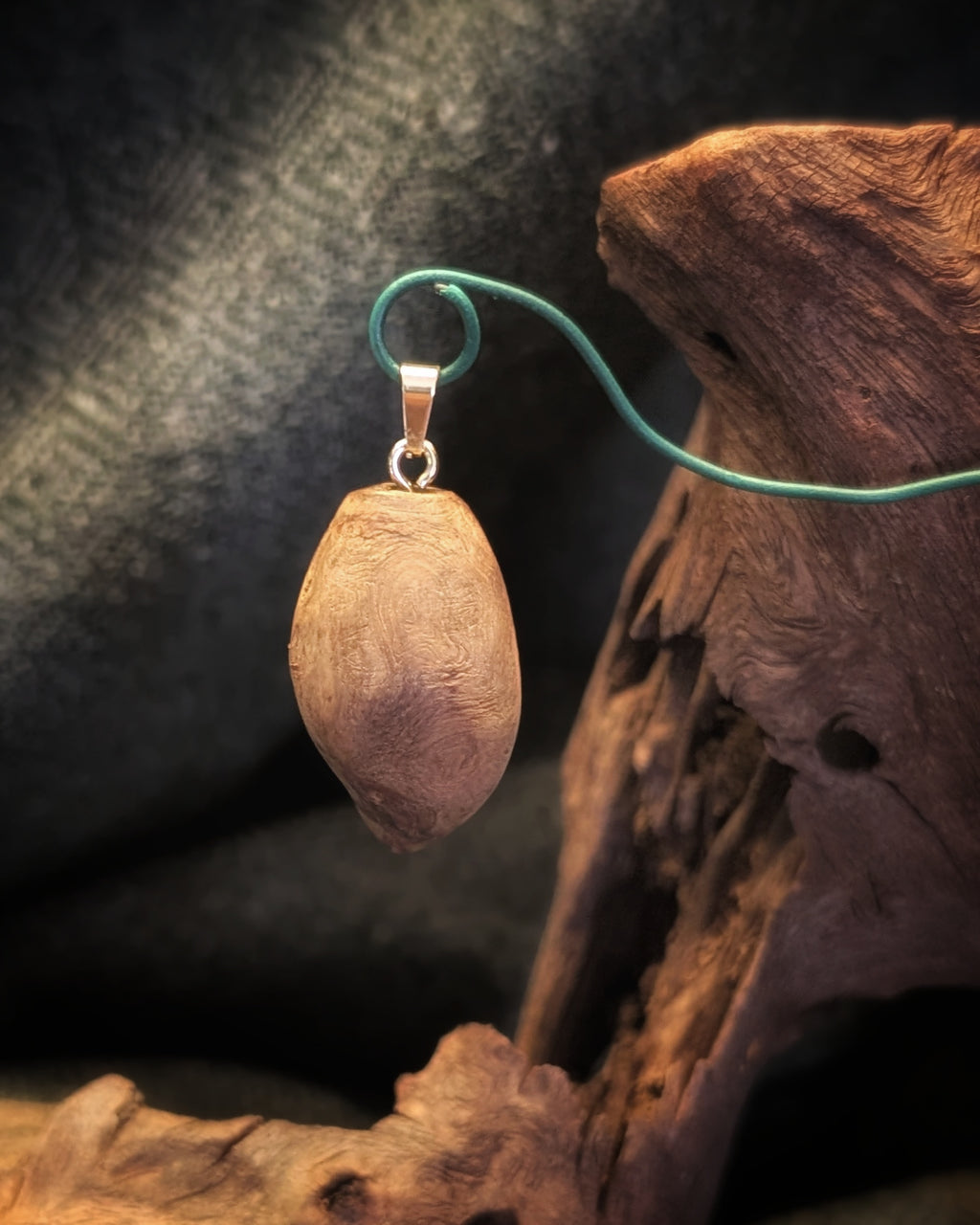 Holzjuwel - natürliche Baumperle an goldener Öse