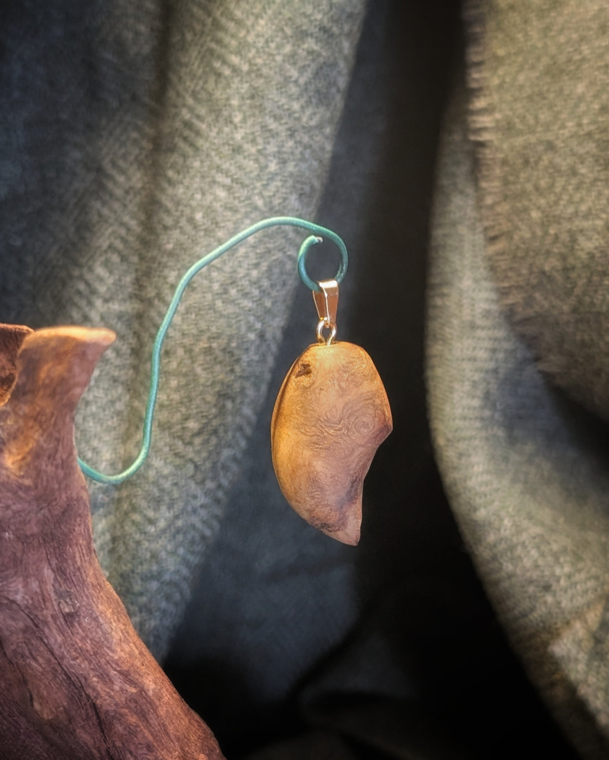 Holzjuwel - natürliche Baumperle an goldener Öse