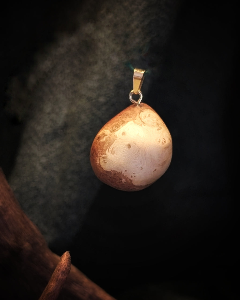 Holzjuwel - natürliche Baumperle an goldener Öse