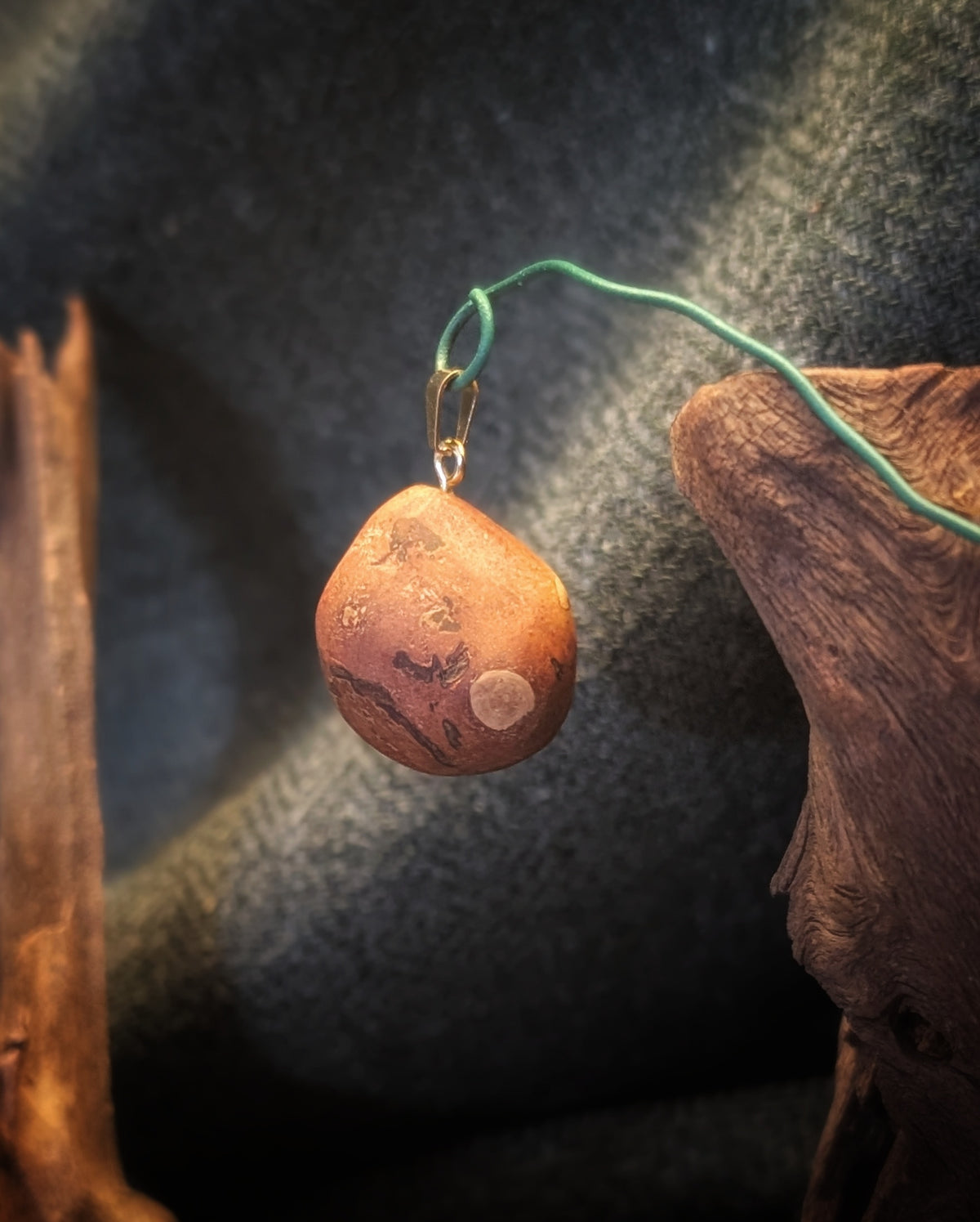 Holzjuwel - natürliche Baumperle an goldener Öse