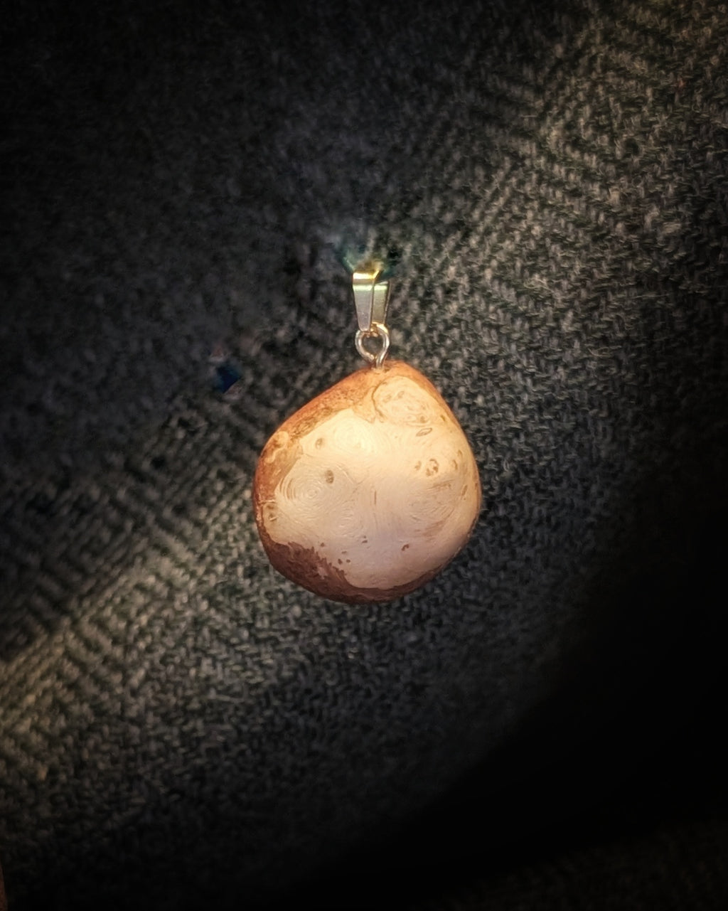 Holzjuwel - natürliche Baumperle an goldener Öse