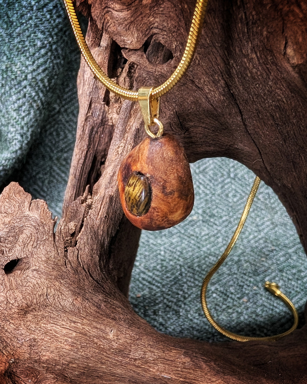 Robur - Tigerauge Baumperle mit Gold