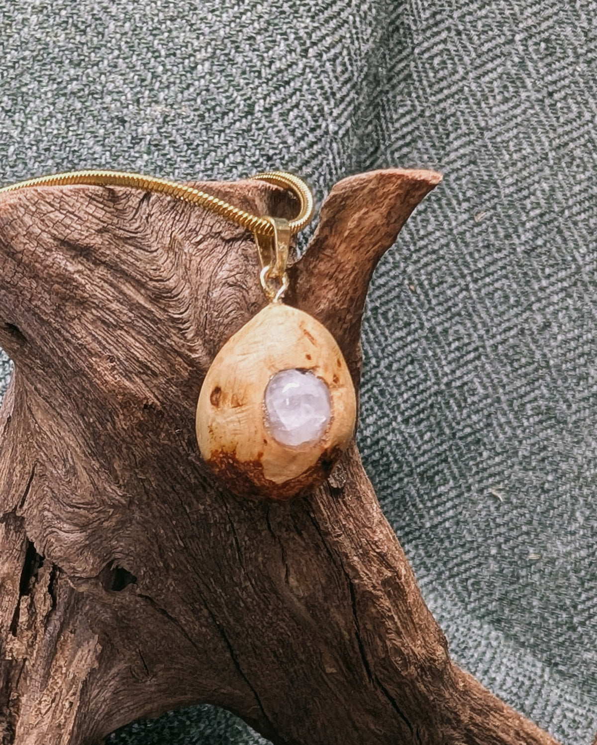 Amora - Rosenquarz Baumperle mit Gold