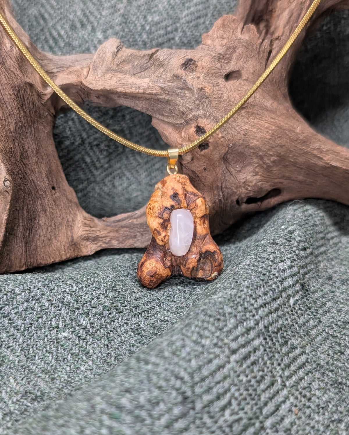 Amora - Rosenquarz Baumperle mit Gold