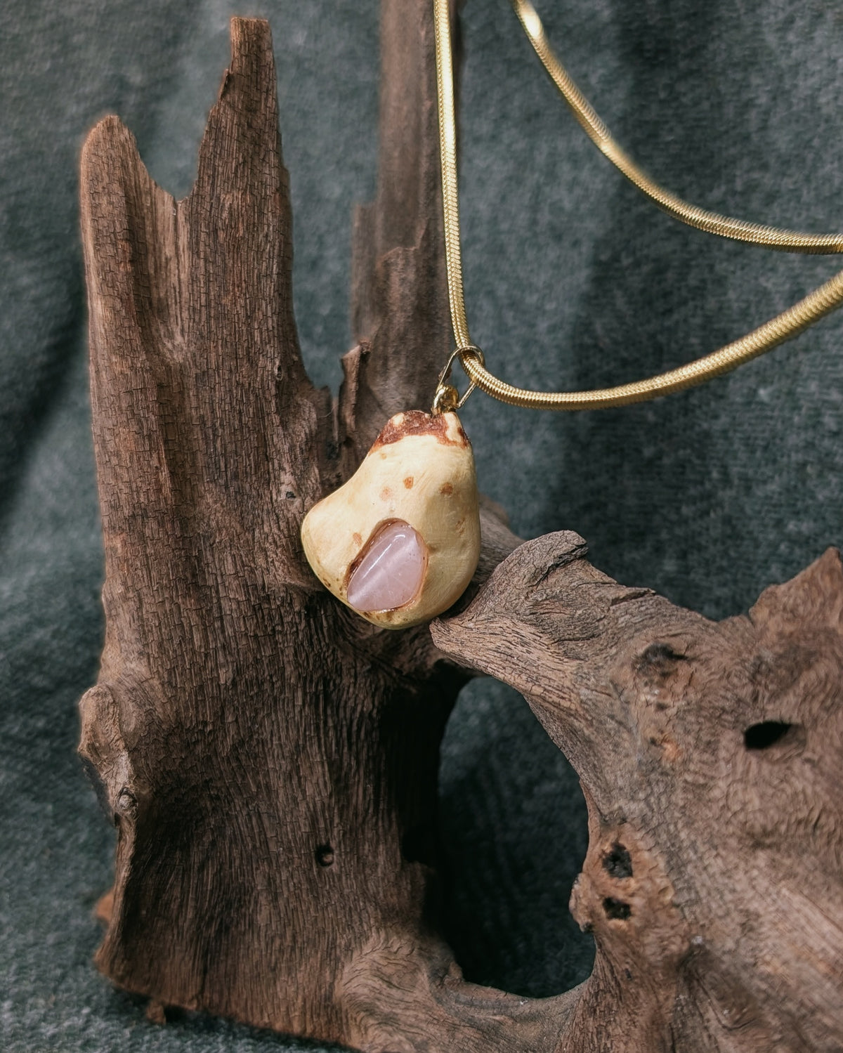Amora - Rosenquarz Baumperle mit Gold