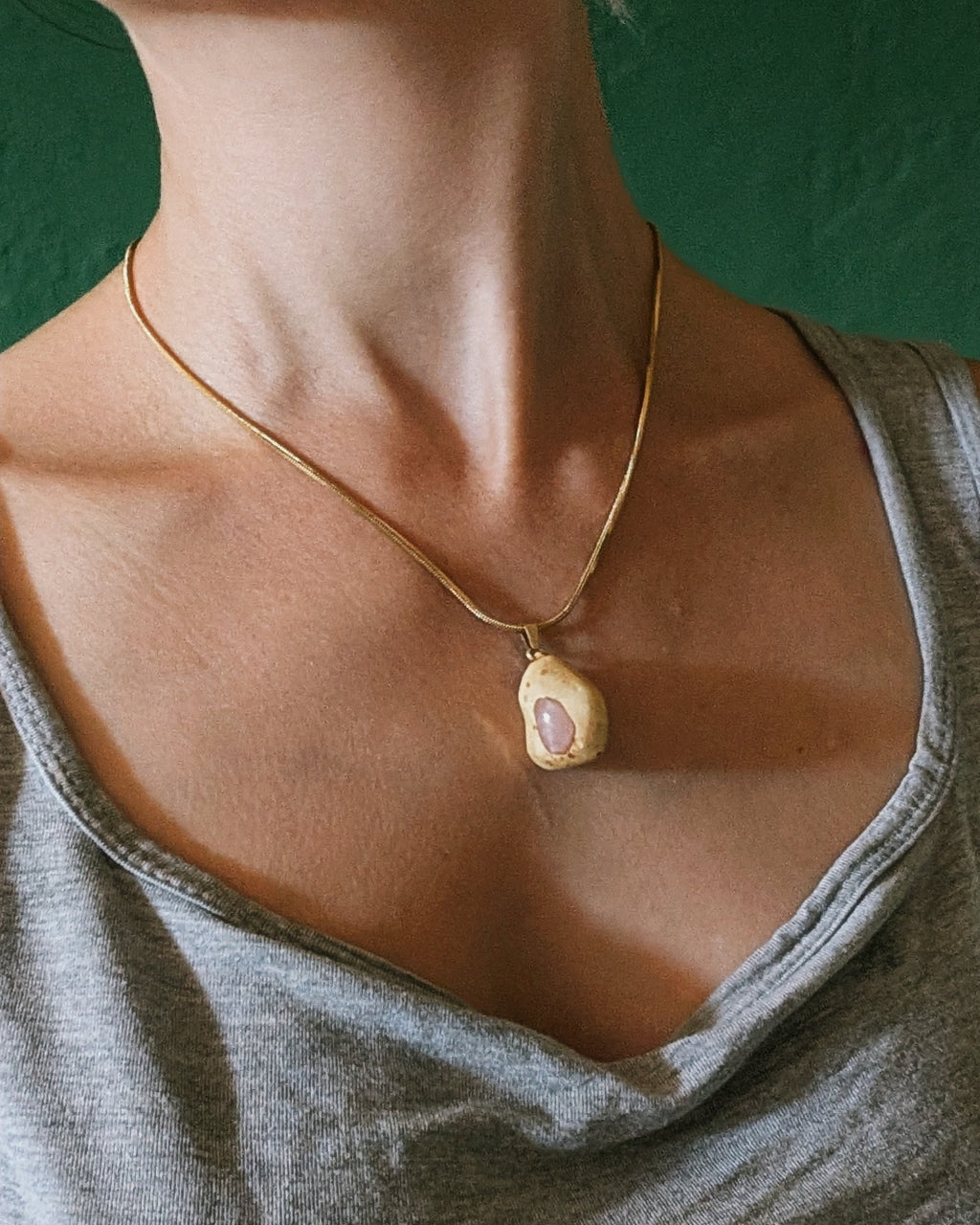 Amora - Rosenquarz Baumperle mit Gold