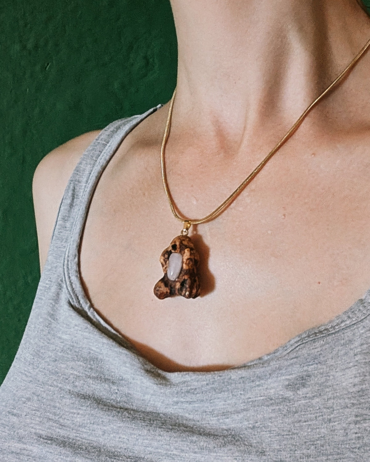 Amora - Rosenquarz Baumperle mit Gold