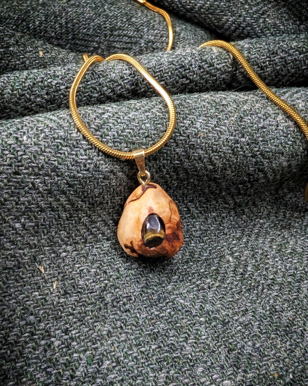 Robur - Tigerauge Baumperle mit Gold