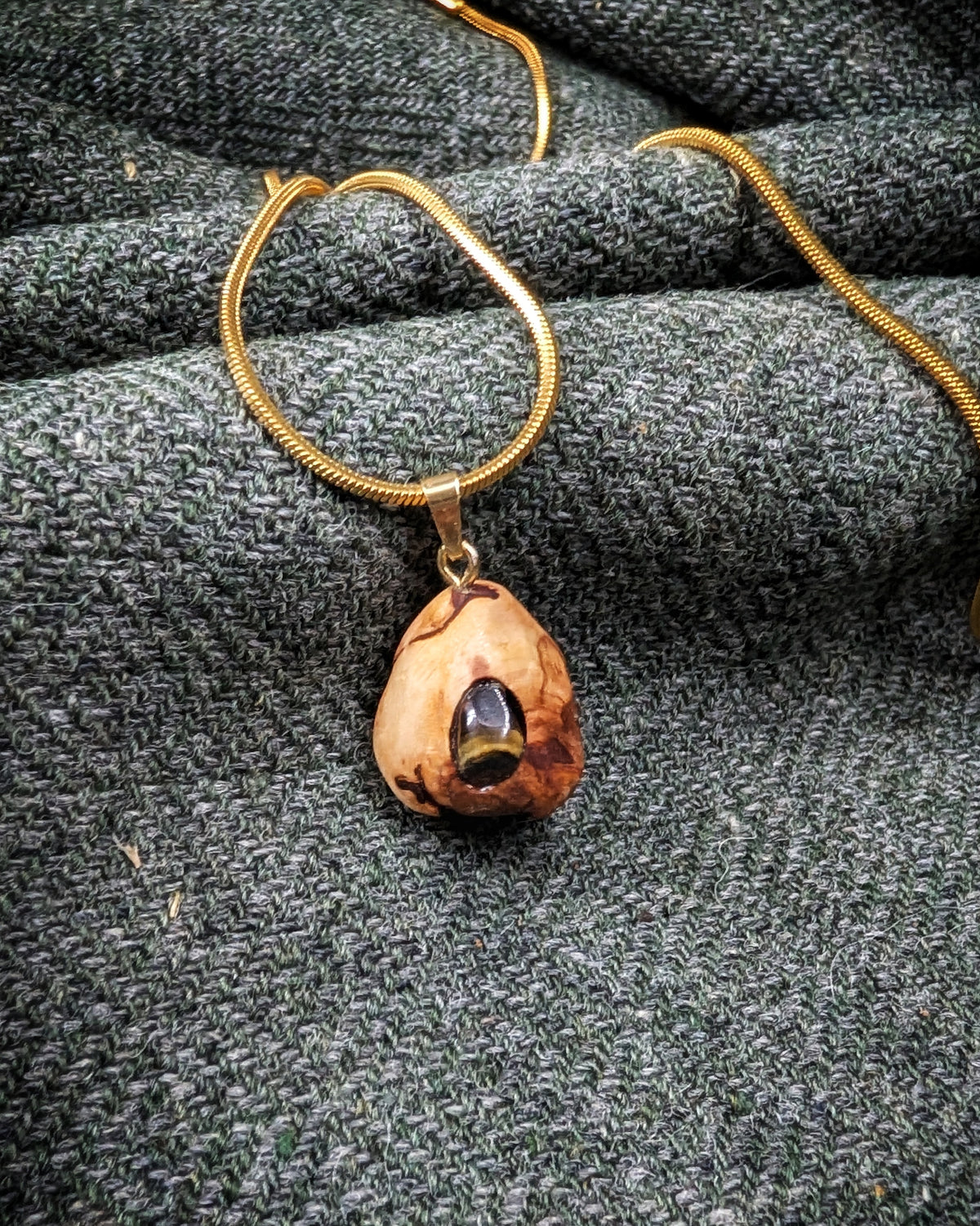 Robur - Tigerauge Baumperle mit Gold