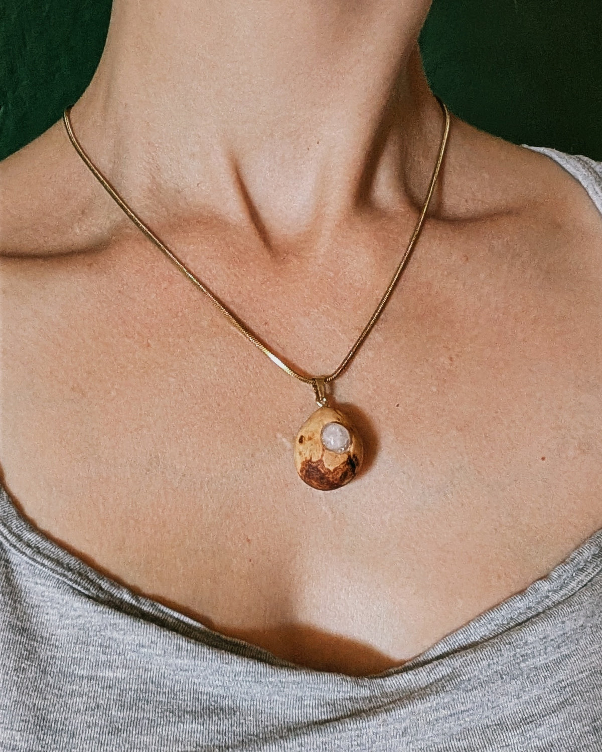 Amora - Rosenquarz Baumperle mit Gold