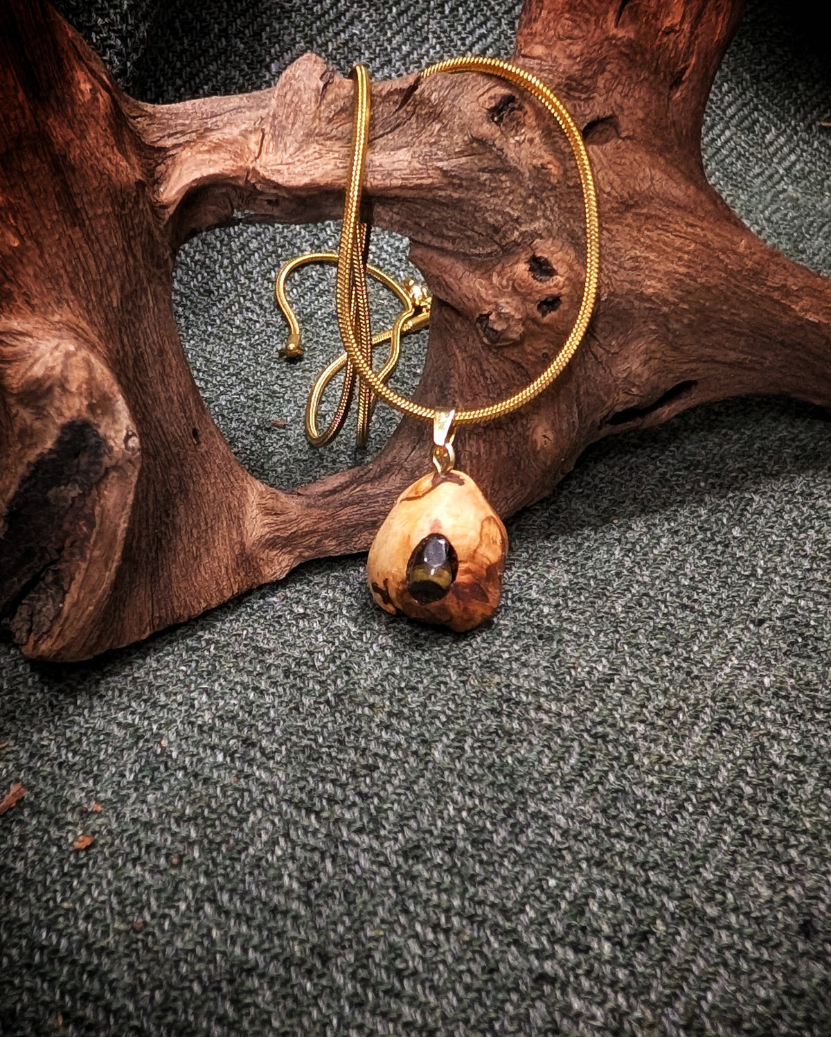 Robur - Tigerauge Baumperle mit Gold