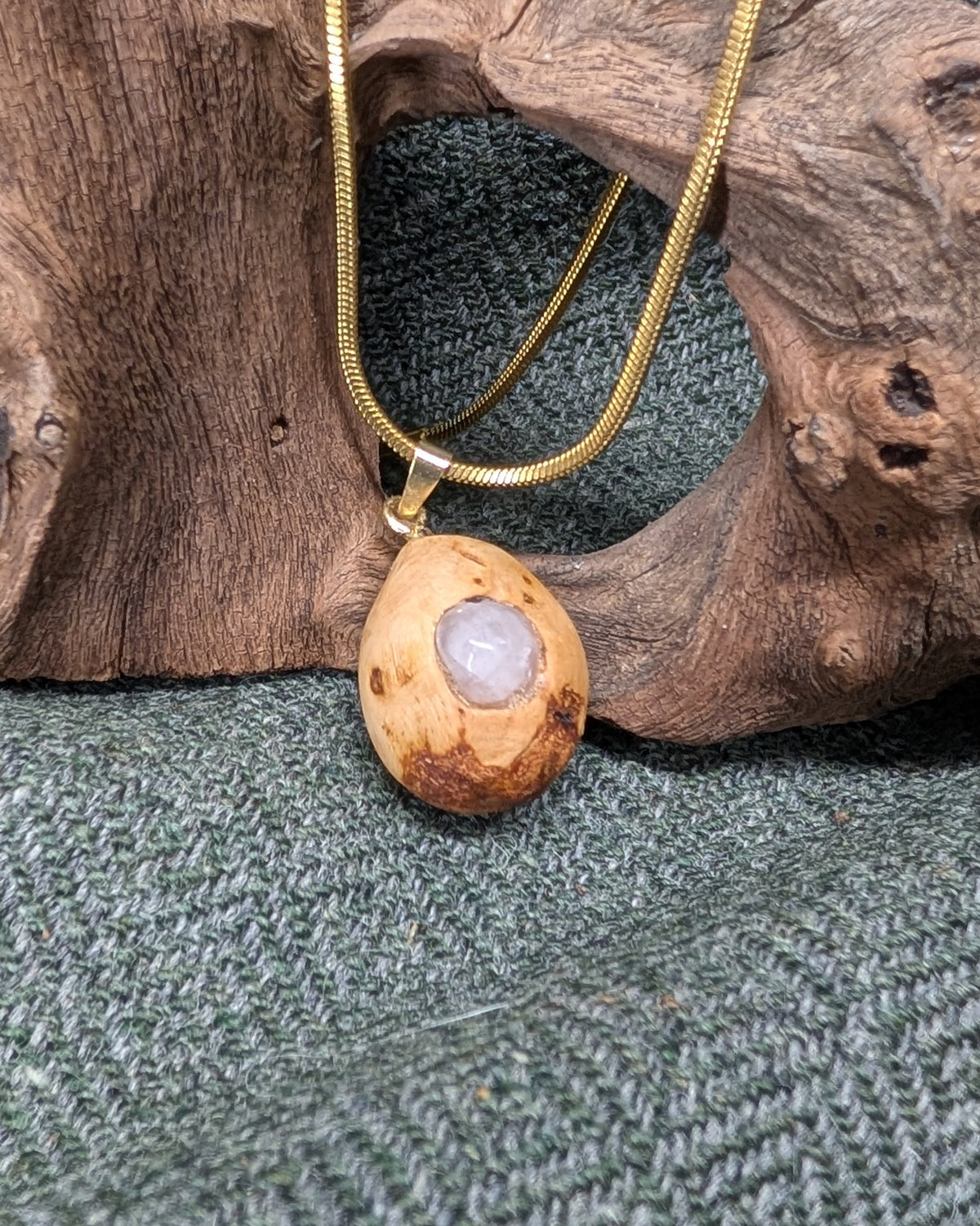 Amora - Rosenquarz Baumperle mit Gold