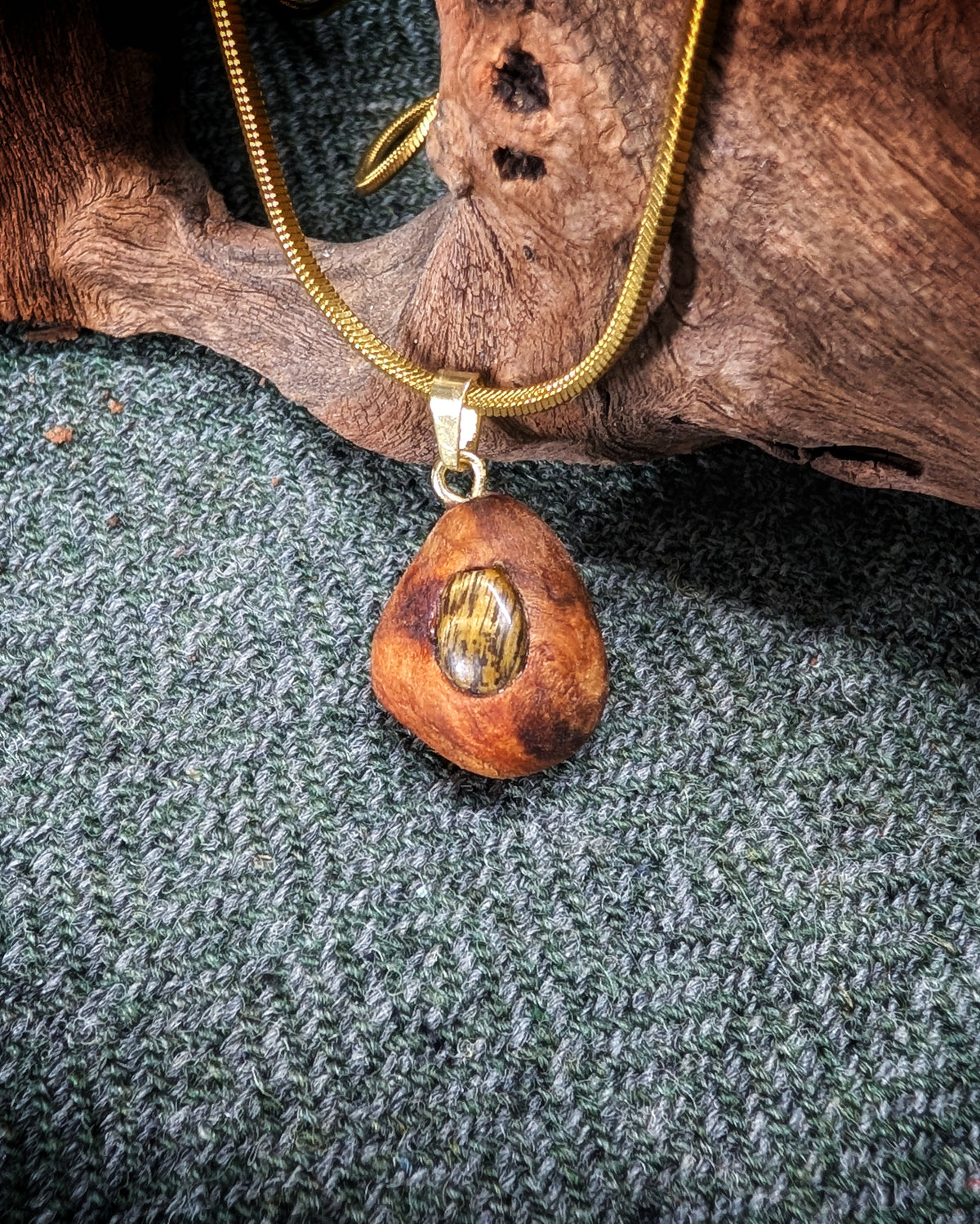 Robur - Tigerauge Baumperle mit Gold