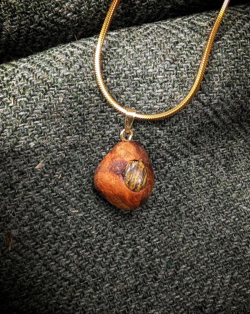 Robur - Tigerauge Baumperle mit Gold