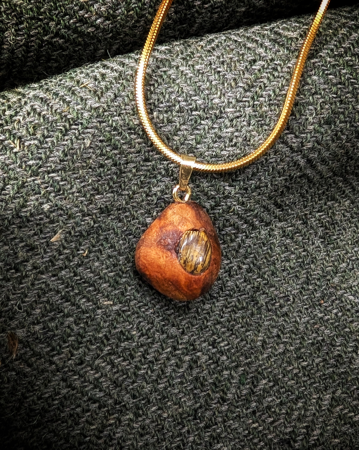 Robur - Tigerauge Baumperle mit Gold