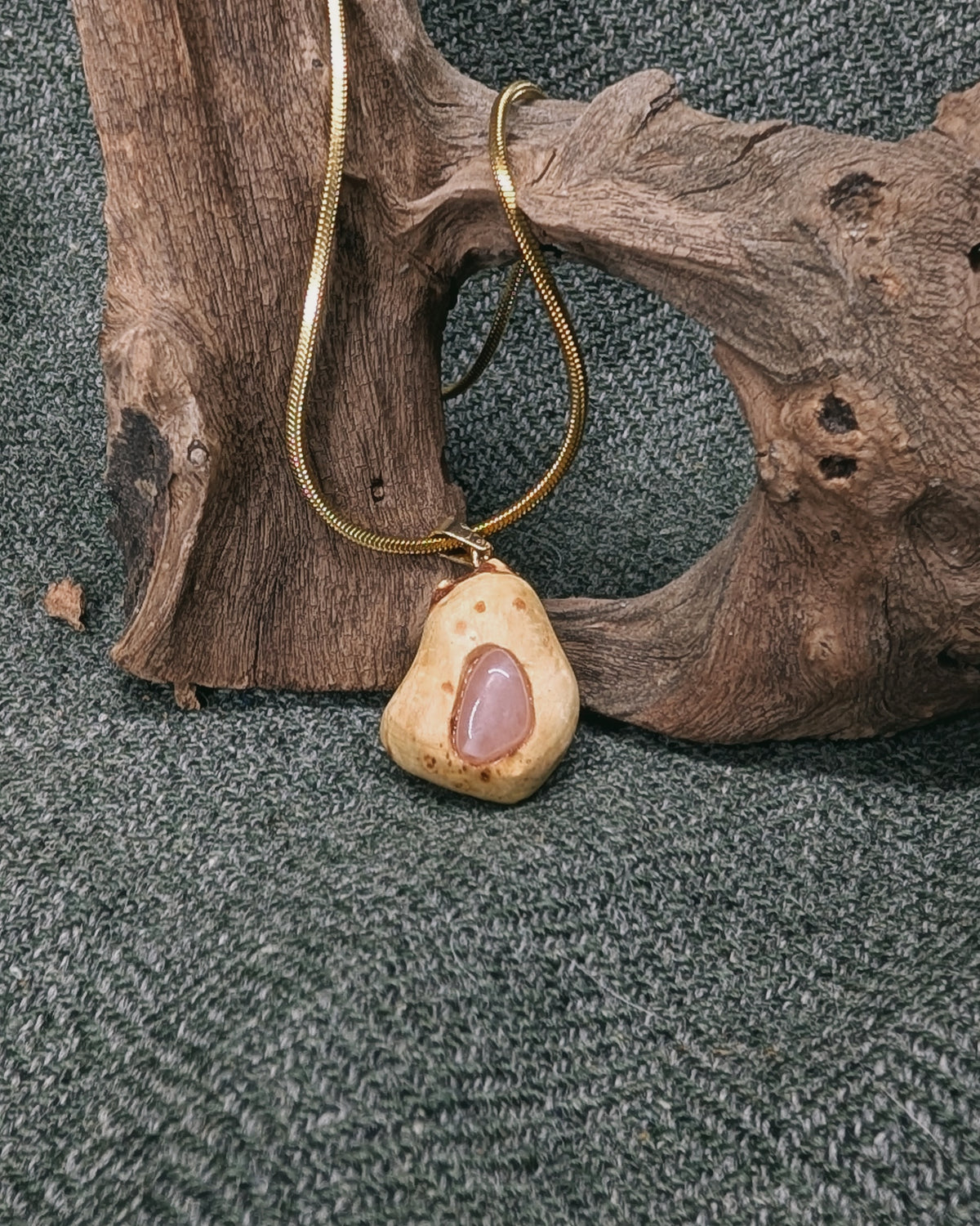 Amora - Rosenquarz Baumperle mit Gold