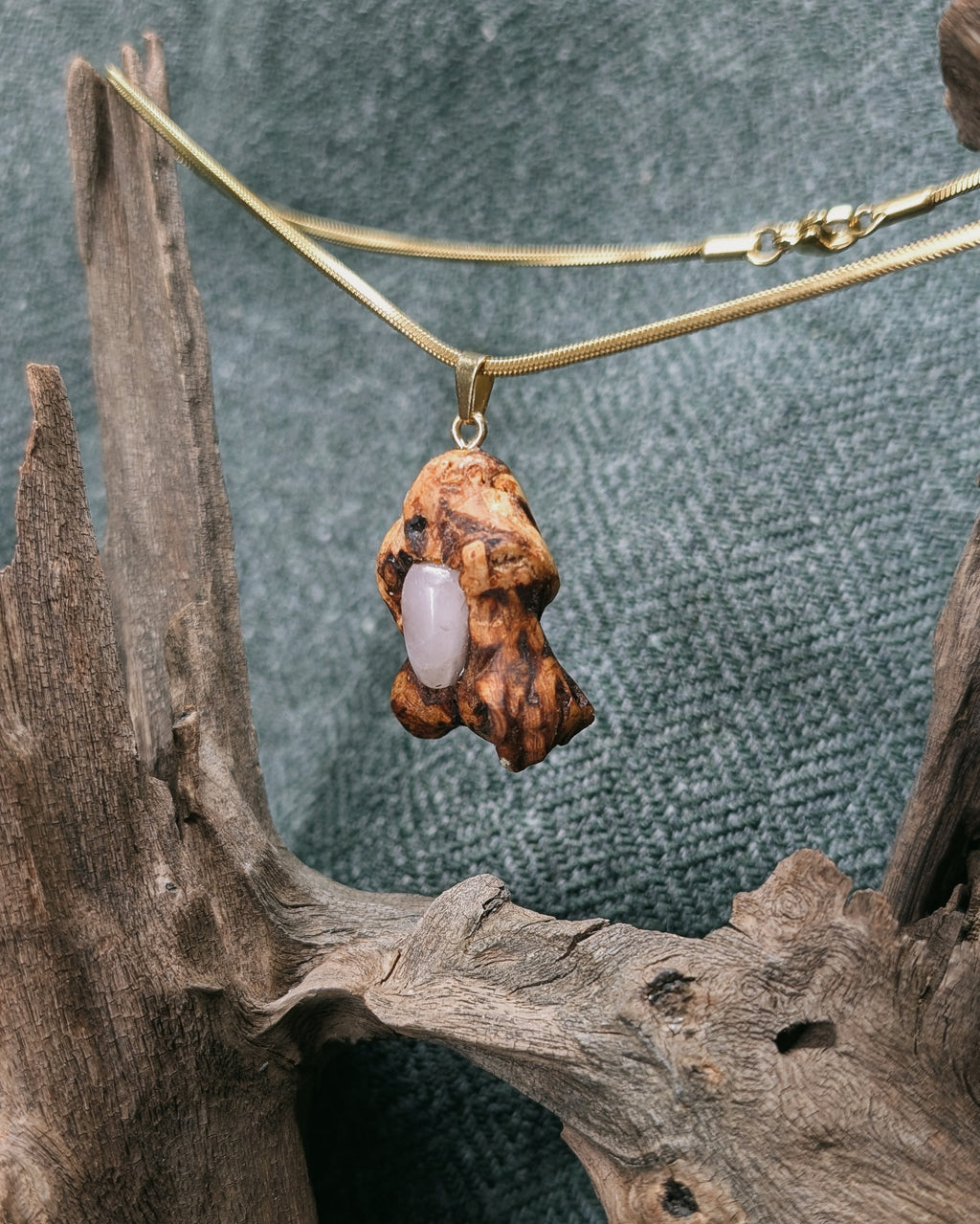 Amora - Rosenquarz Baumperle mit Gold